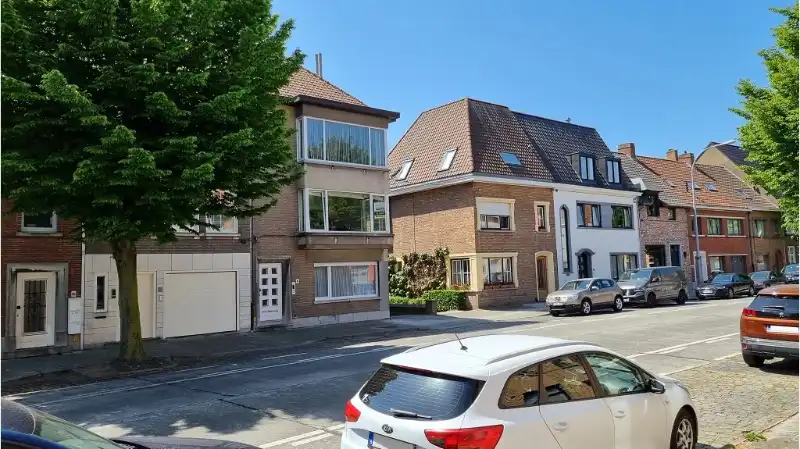 Instapklaar 2-slaapkamerappartement met TERRAS en AUTOSTANDPLAATS te koop in Kristus-Koning Brugge foto {{pictureIndex}}