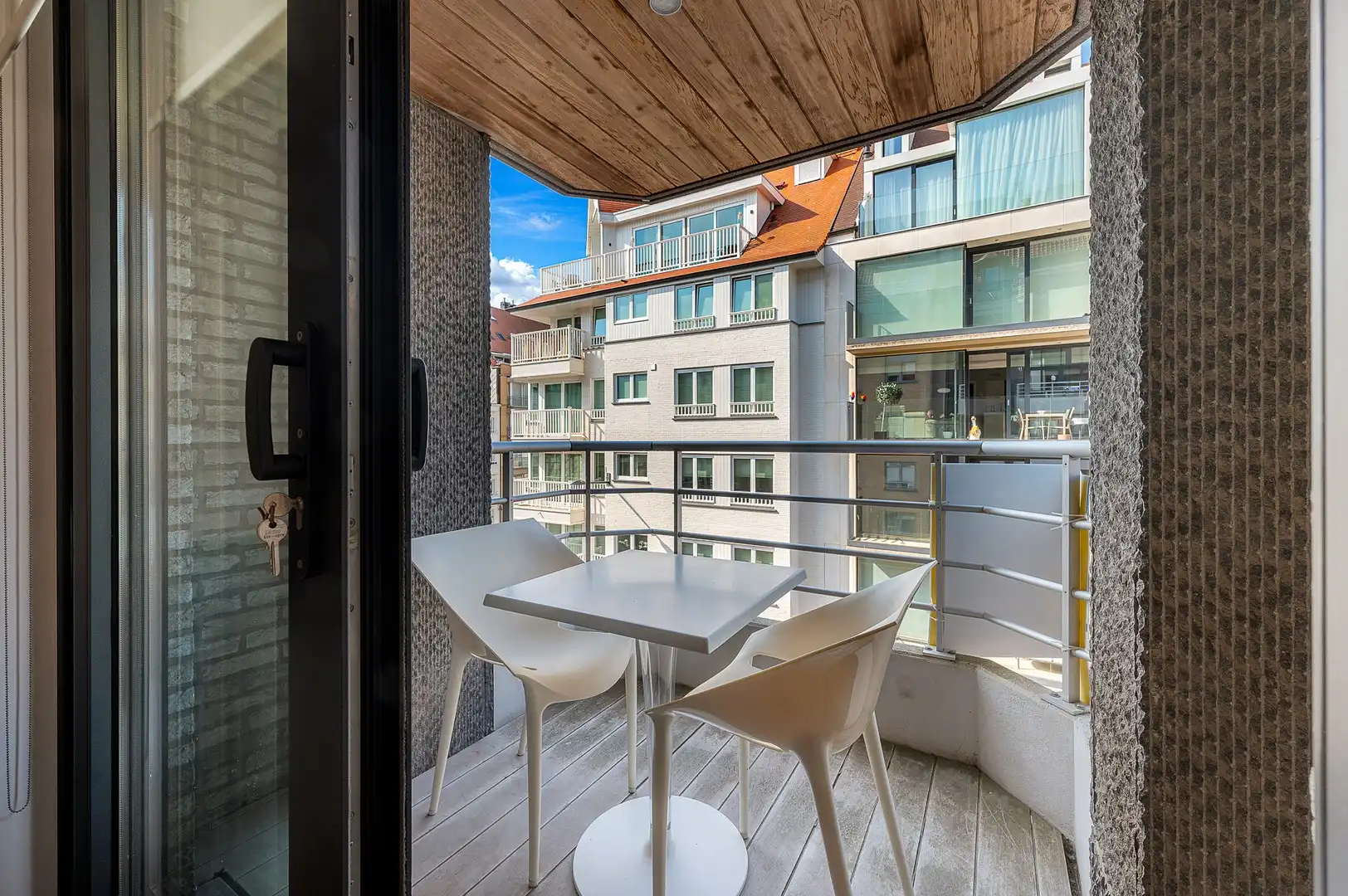 Instapklaar 2-slaapkamerappartement met terras op gegeerde locatie in Knokke. foto 11