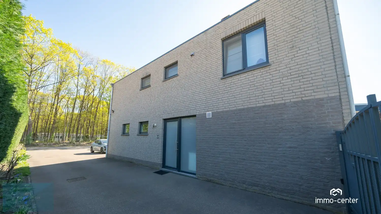 Instapklaar 2-slaapkamer appartement met zolder, 2 garages, carport en prachtige tuin foto {{pictureIndex}}