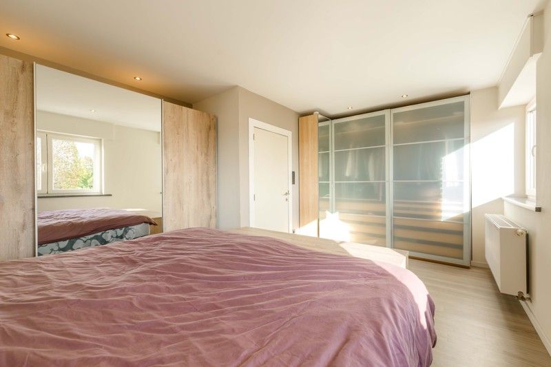 PERFECTE STARTERSWONING! Tot in de puntjes gerenoveerde woning nabij hartje Beveren-Leie! foto 12