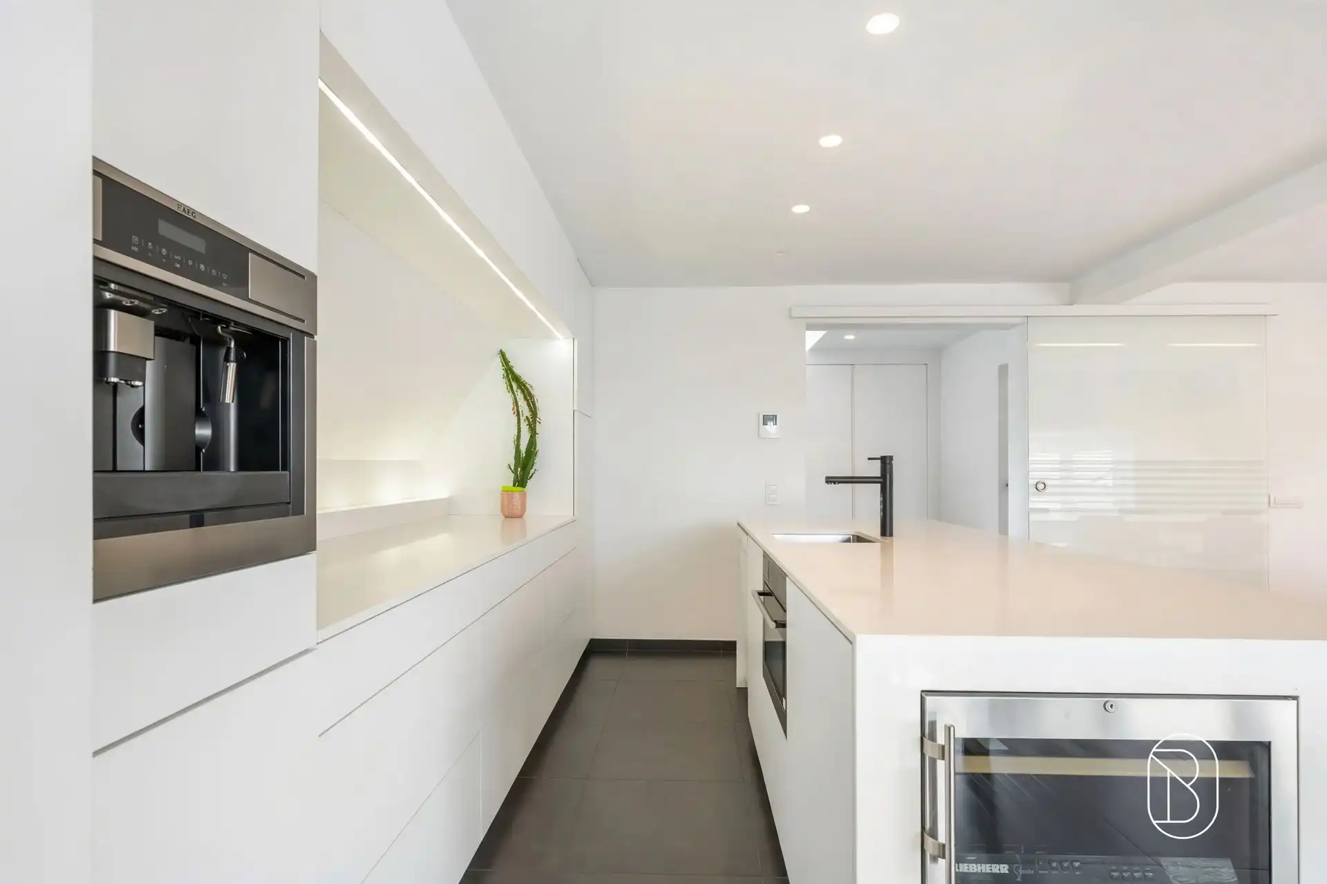 Commercieel gelegen kantoor/praktijk + woonst met atelier foto 20