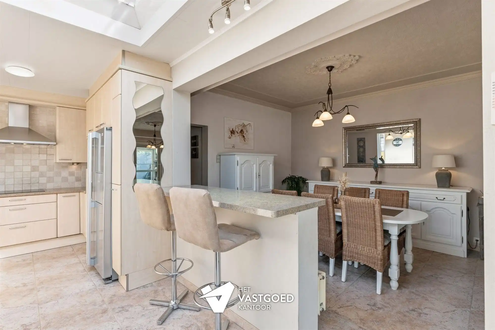 INSTAPKLAAR GELIJKVLOERS APPARTEMENT MET TERRAS, TUIN EN GARAGE foto 8