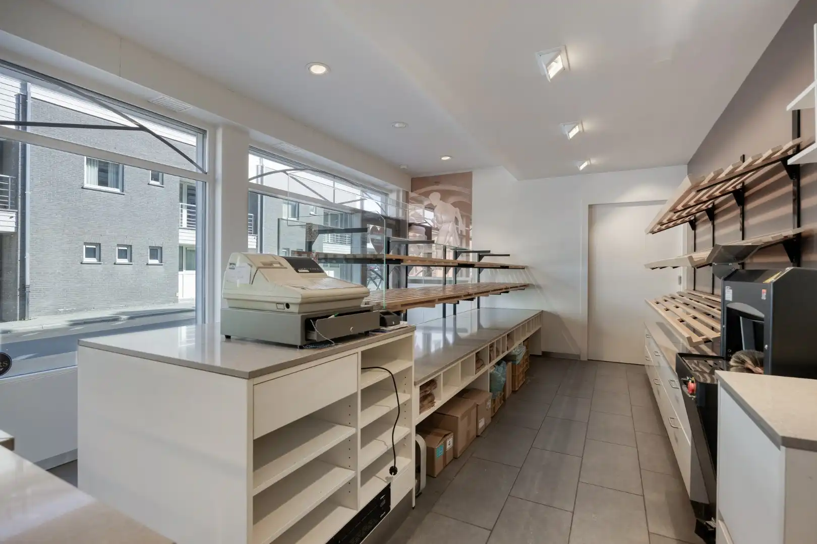 Goed gelegen handelspand met woonst! foto 4