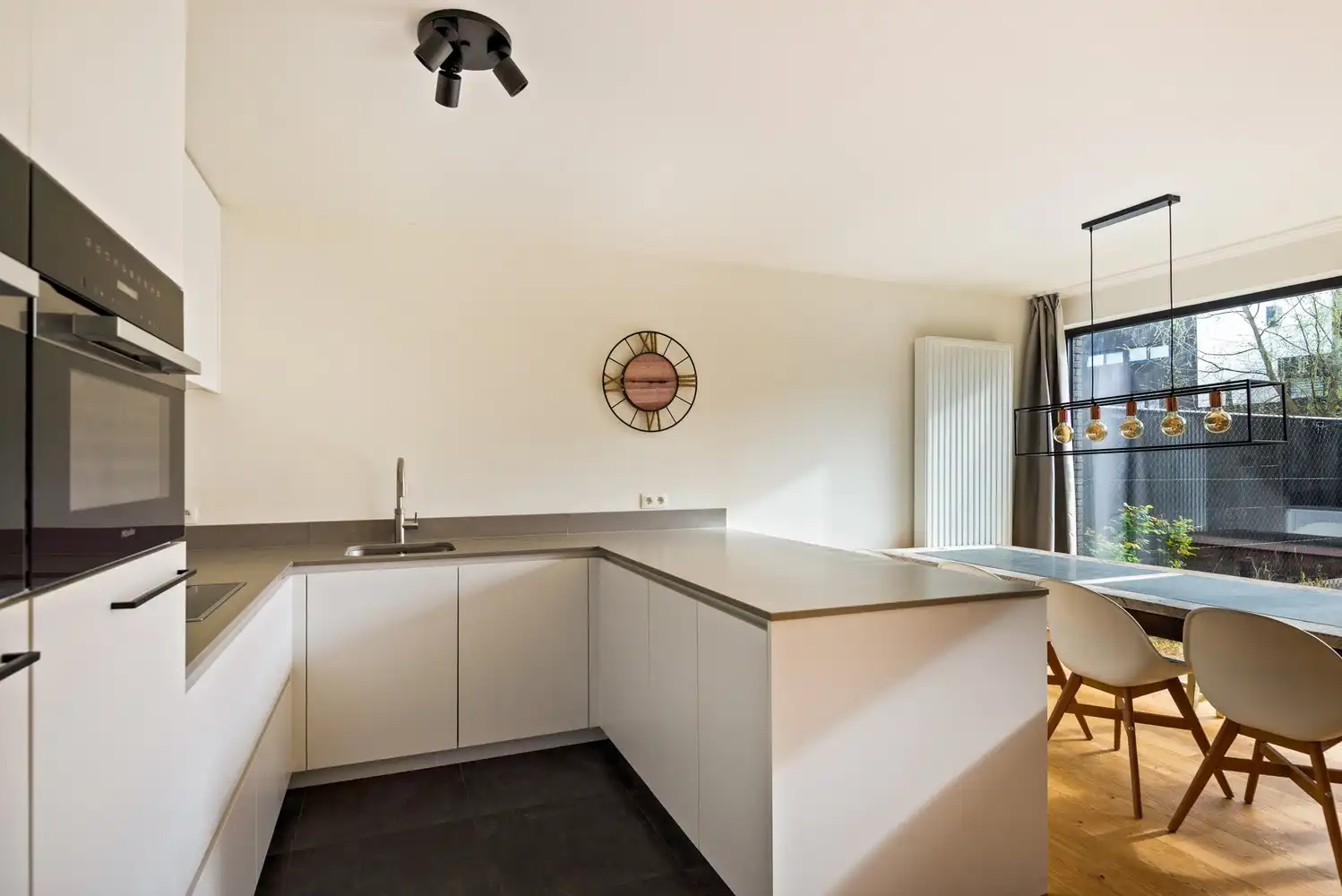 Instapklaar gelijkvloersappartement met 3 slaapkamers en een tuin in Wijnegem! foto 6