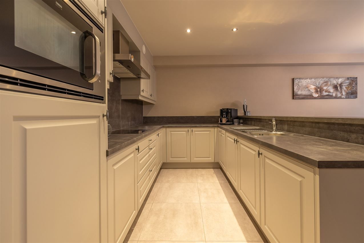 Gelijkvloers tweeslaapkamer appartement met terras en staanplaats in centrum  foto 6