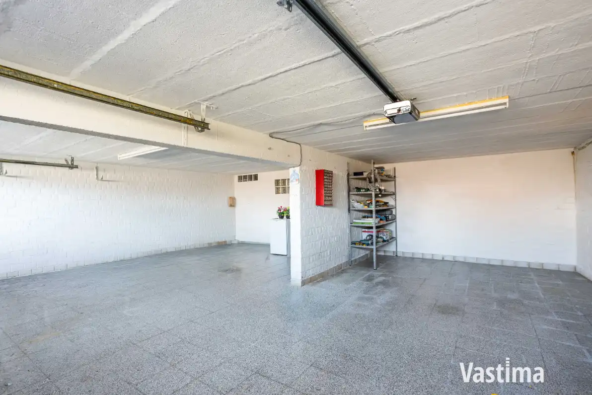 Rustig gelegen halfopen woning met dubbele garage en veel potentieel foto 18