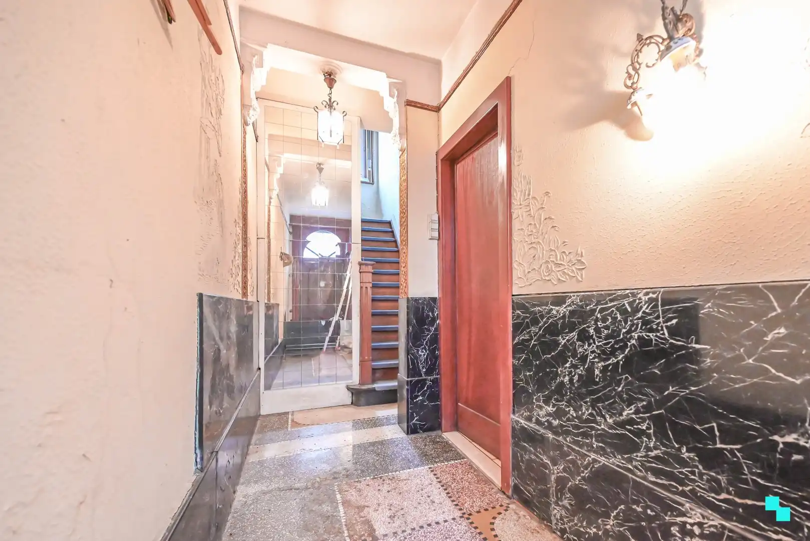 Zéér ruime ééngezinswoning met drie slaapkamers en bijgebouwen te Izegem foto 2