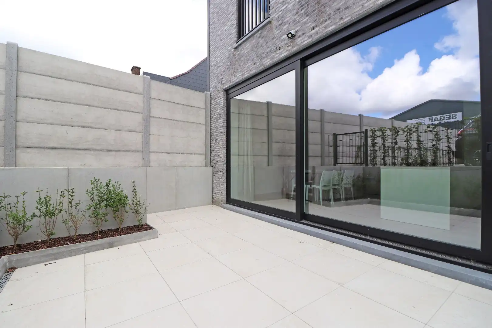 Modern appartement met tuintje foto 4