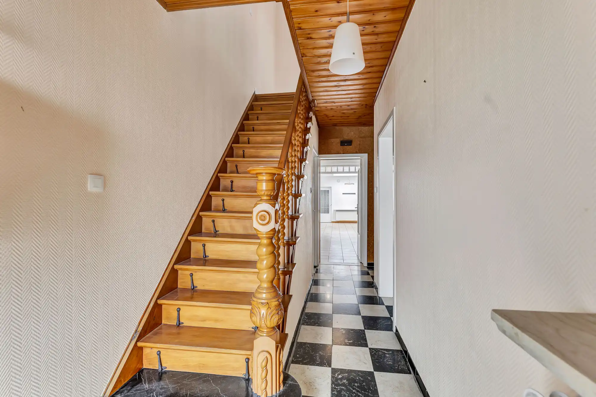 Goed onderhouden woning met garage en tuin foto 4