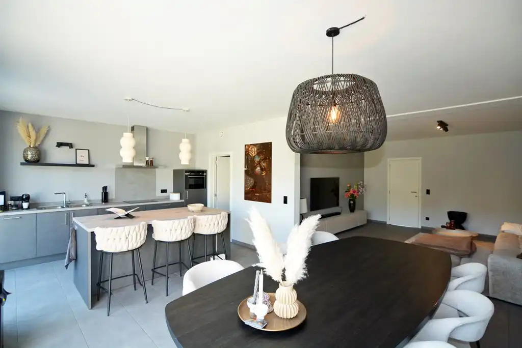 Gelijkvloers appartement met 2 slpk, ruim terras, tuin en 2 autostandplaatsen. foto 9