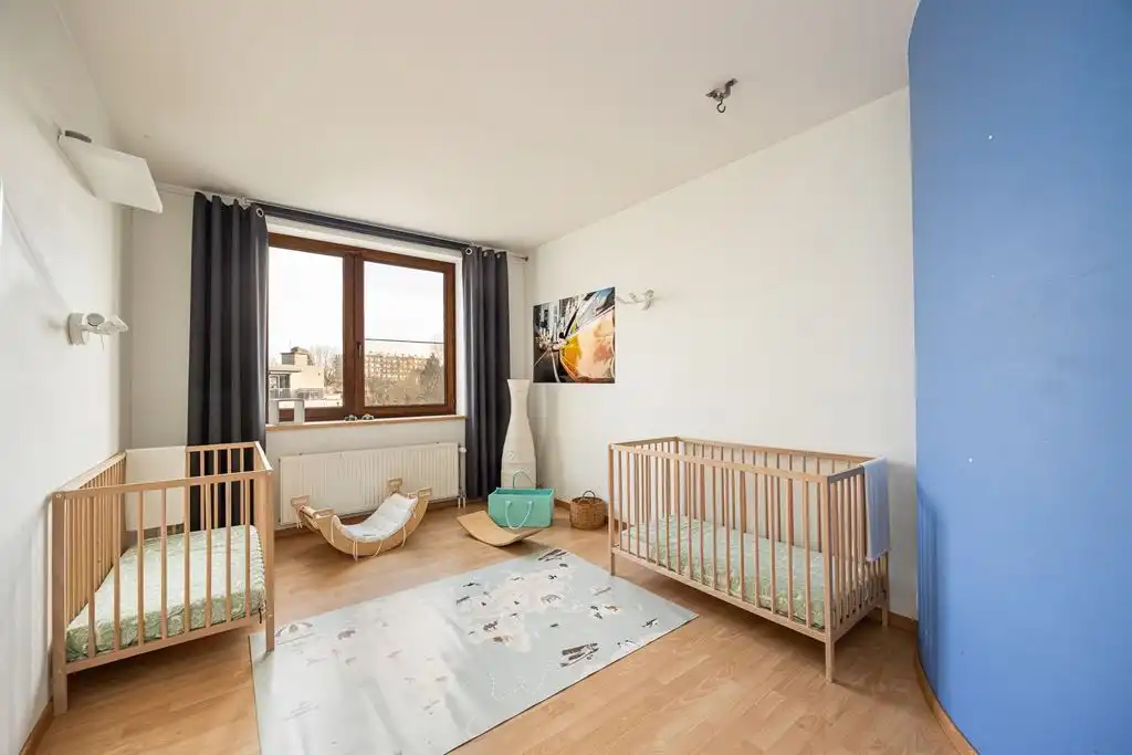 Ruime woning met inpandige garage en tuin foto 16