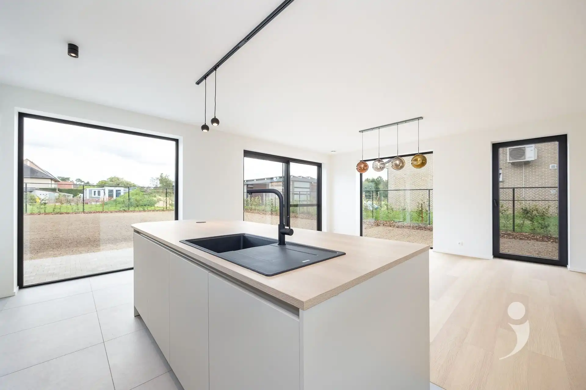 Nieuwbouwwoning met 4 slaapkamers en twee badkamers! foto 11