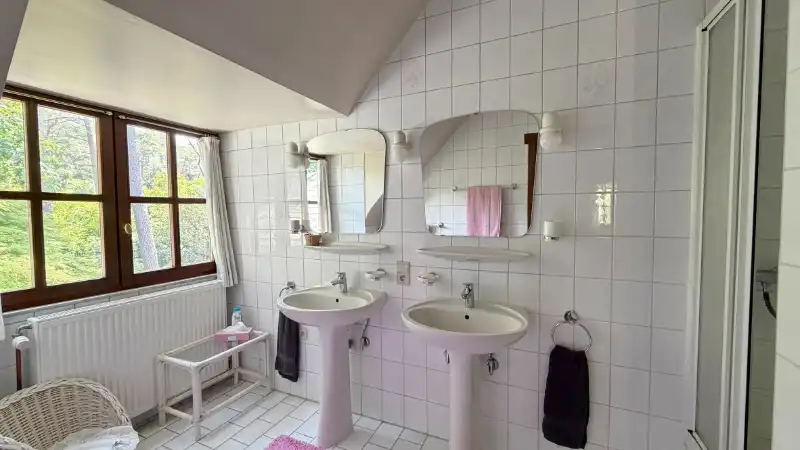 Stijlvolle villa van 275m² op 20 are met bureel, 4 slaapkamers, 2 bad-of douchekamers, dubbele garage foto 22