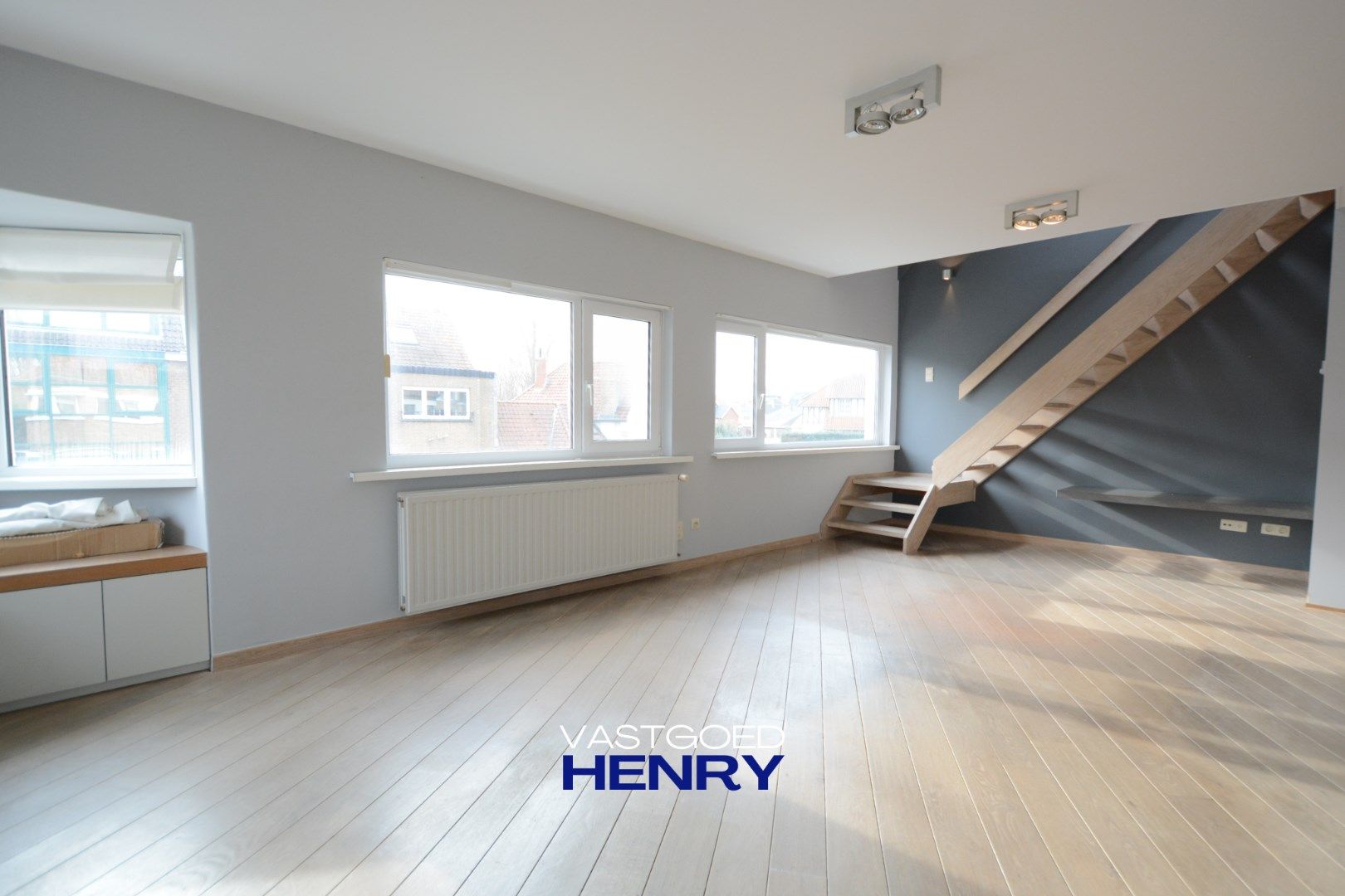 Duplex twee slaapkamer appartement met privé parkeerplaats inbegrepen! foto 3