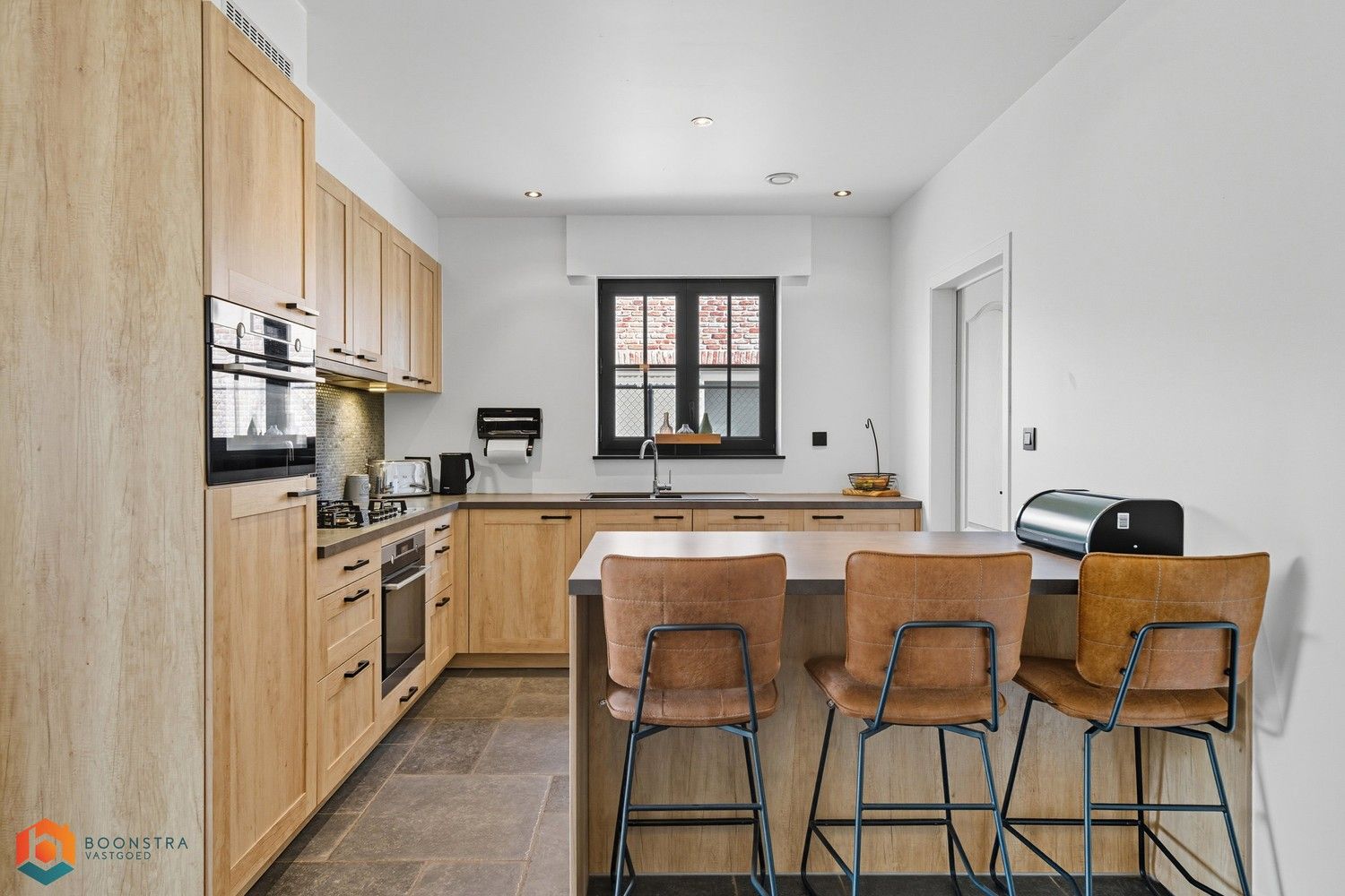Recente en energiezuinige woning met mooie tuin en zwembad foto 6
