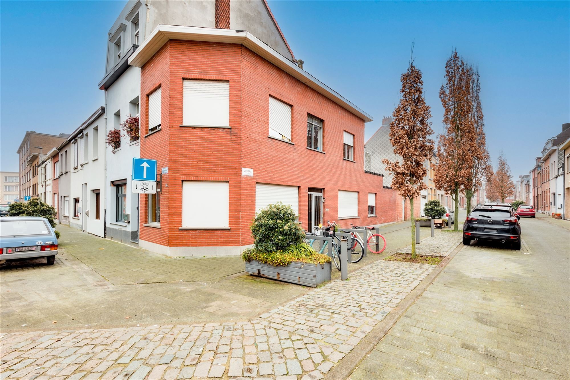 Te renoveren woning 2 slpk met garage foto 2