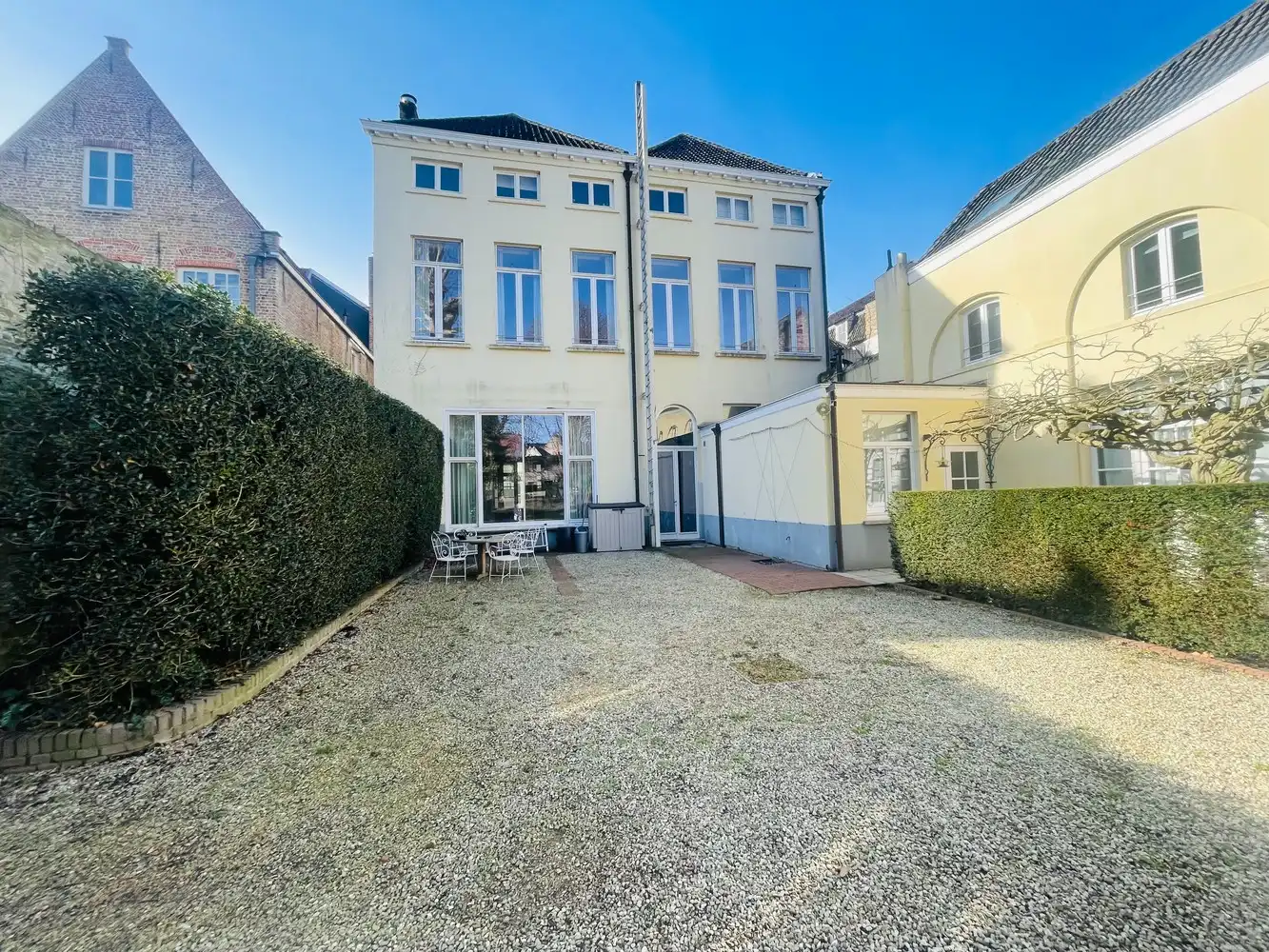 Brugge,aan de SINT-ANNAREI , DUBBEL APPARTEMENT( 250m²)  in een herenhuis  vooraan zicht op de Sint-Annarei, achteraan zicht op een grote gemeenschappelijke tuin,2  livings, 2 keukens, 4 slaapkamers, 2 badkamers. foto 17