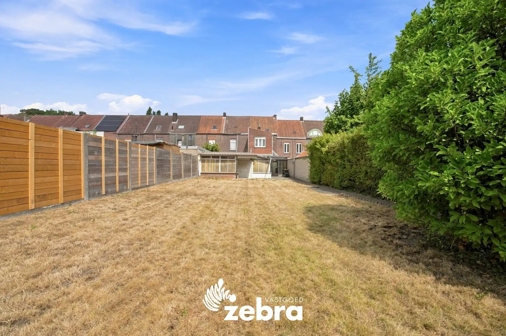 Op te frissen woning met 4 slaapkamers en ruime tuin met uitweg te Tielt! foto 2