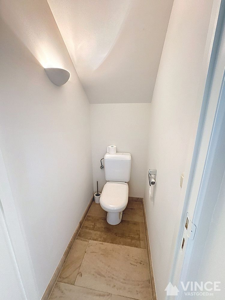 Prachtige villa in een rustige straat, omringd door groen foto 15