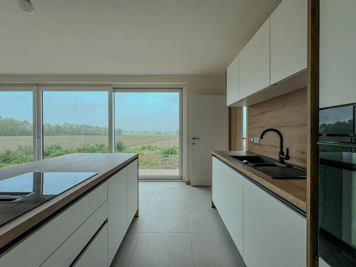 Nieuwbouwwoning met 4 slaapkamers, carport en tuin foto 6