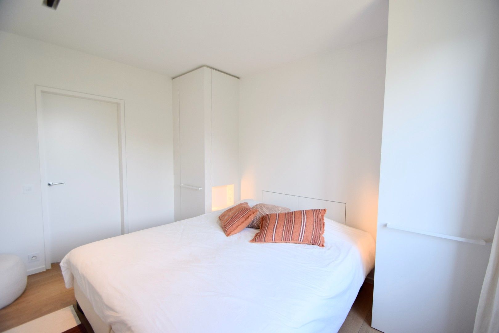 Volledig gerenoveerd hoekappartement in een standingvolle villaresidentie gelegen in het Zoute. foto 15