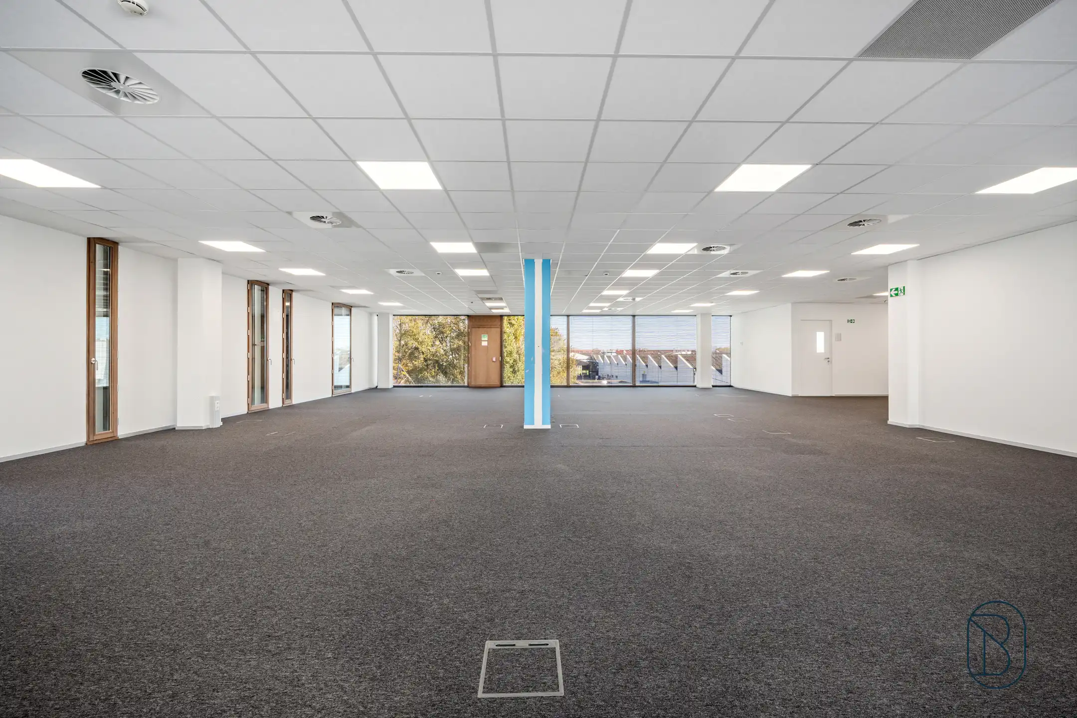 Lichtrijk groot kantoor in mooi bedrijfscomplex te Zwevegem foto 6