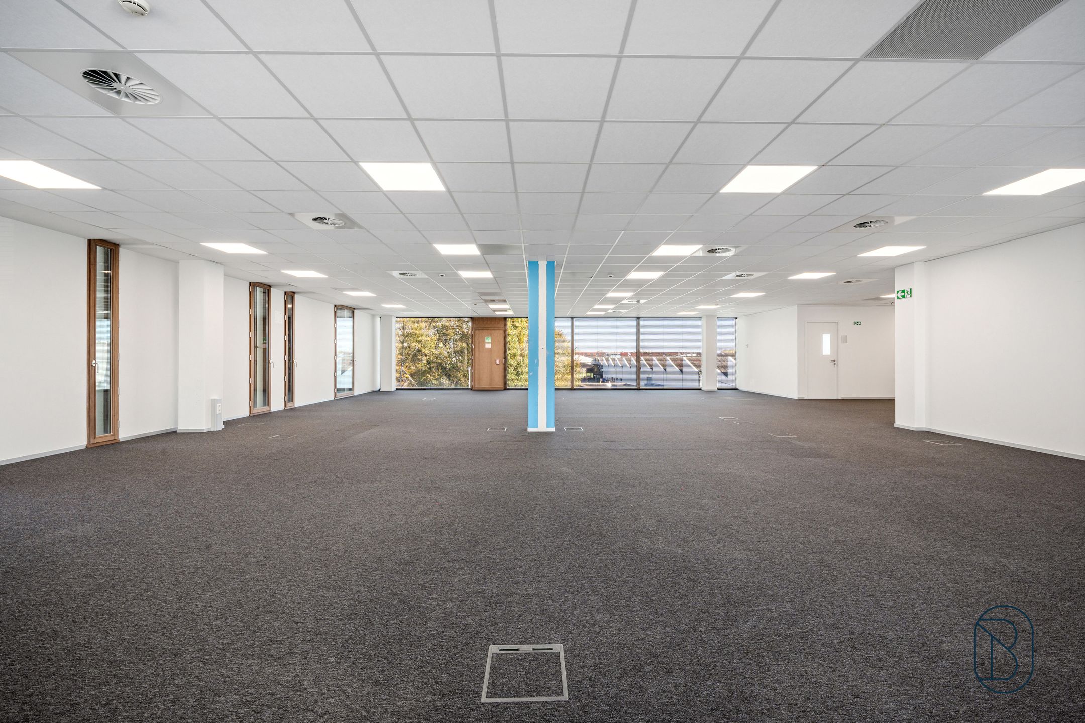 Lichtrijk groot kantoor in mooi bedrijfscomplex te Zwevegem foto 6