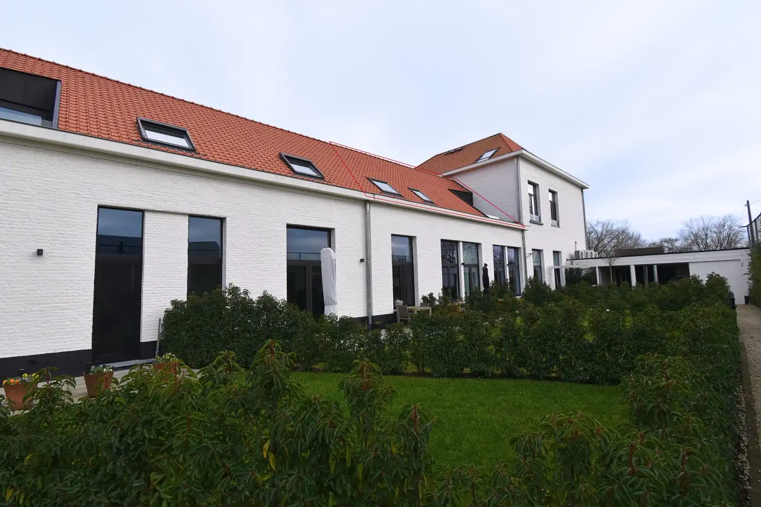 Verzorgd appartement met 2 slaapkamers en terras te huur nabij het centrum van Sint-Pieters-Leeuw foto {{pictureIndex}}