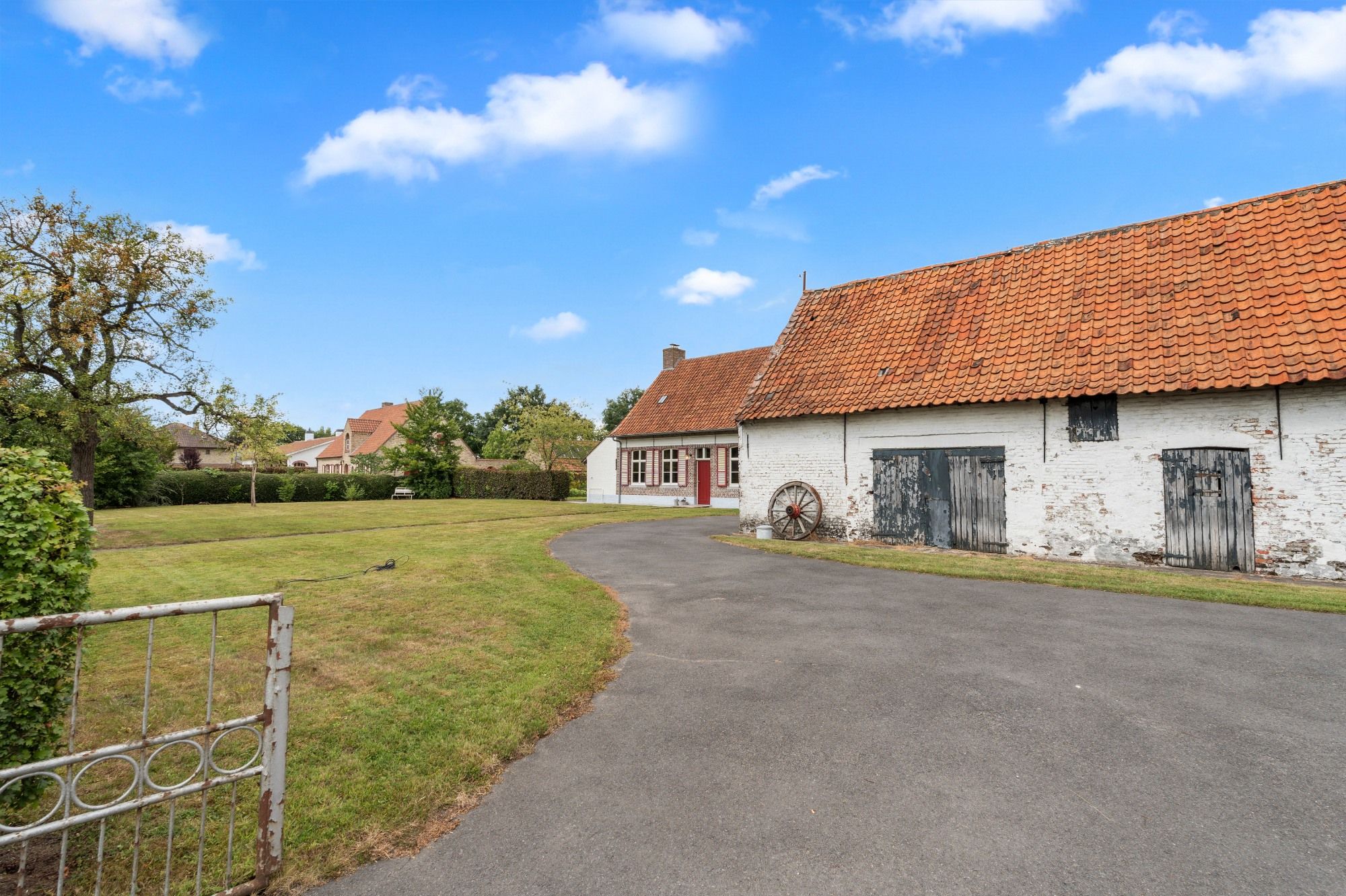 Charmante hoeve met paardenstallingen en schuur op 11.908 m² vlakbij het Drongengoed foto 9