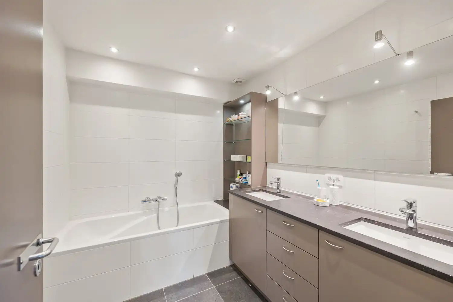 Riante seventies dokterswoning met terras en tuin op gegeerde locatie foto 21