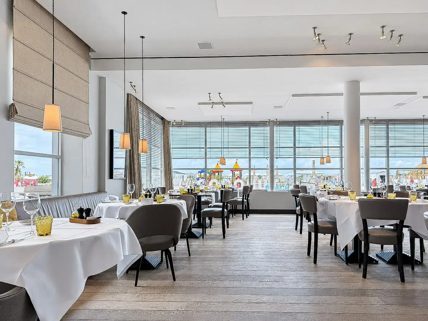 Gekende brasserie Bristol op de Zeedijk van Heist te koop of te huur mits overname foto 2