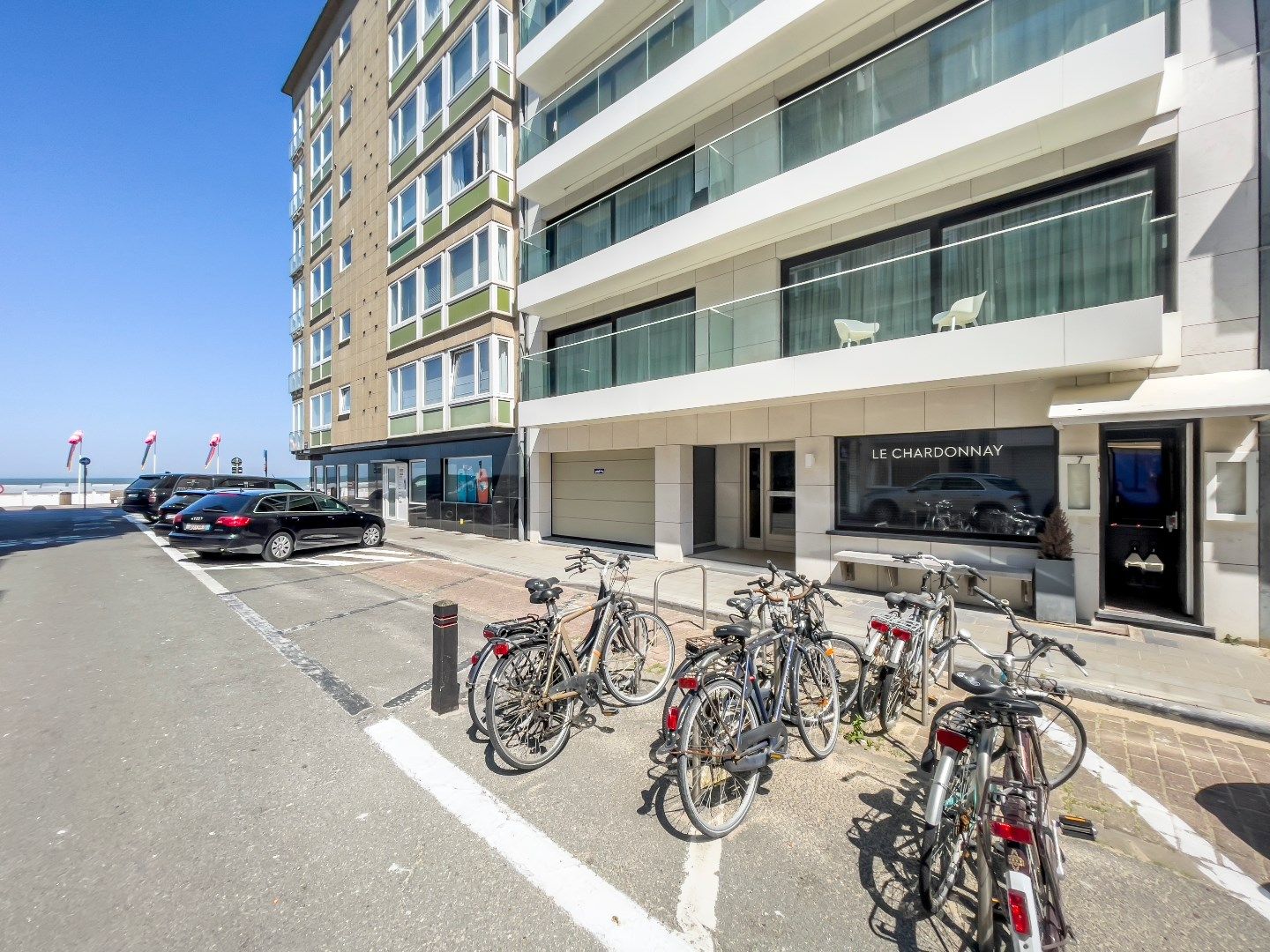 Horecazaak gelegen in een zijstraat van de zeedijk tussen het Lichttorenplein en het Driehoeksplein. Overname inboedel mogelijk. foto {{pictureIndex}}