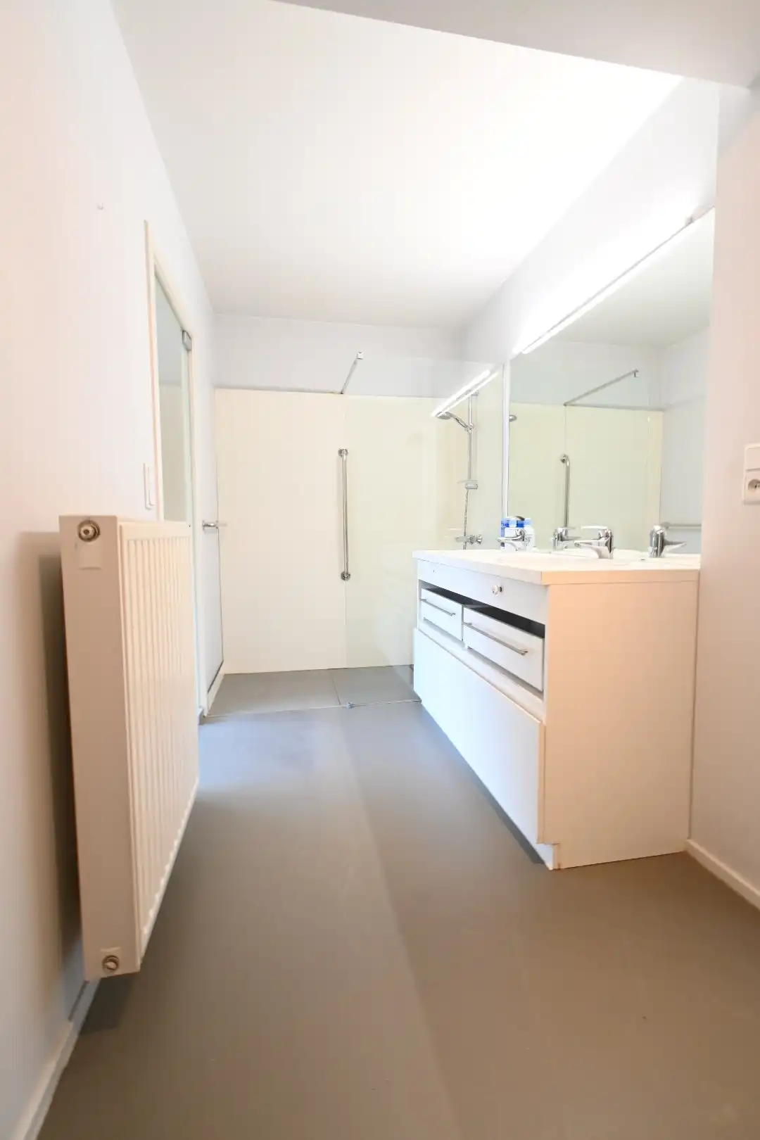 Degelijk 2-slaapkamer gelijkvloersappartement met autostandplaats + in hartje Bilzen foto 20