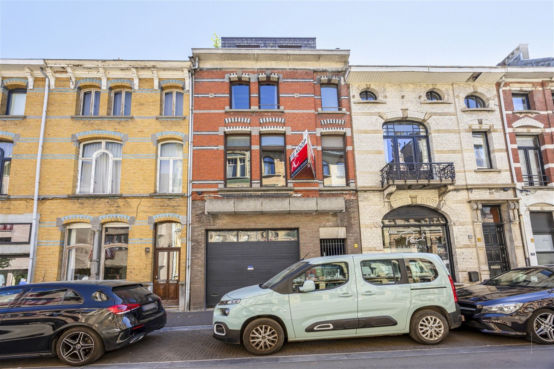 Karaktervolle herenwoning met 3 slaapkamers én enorme garage foto 2