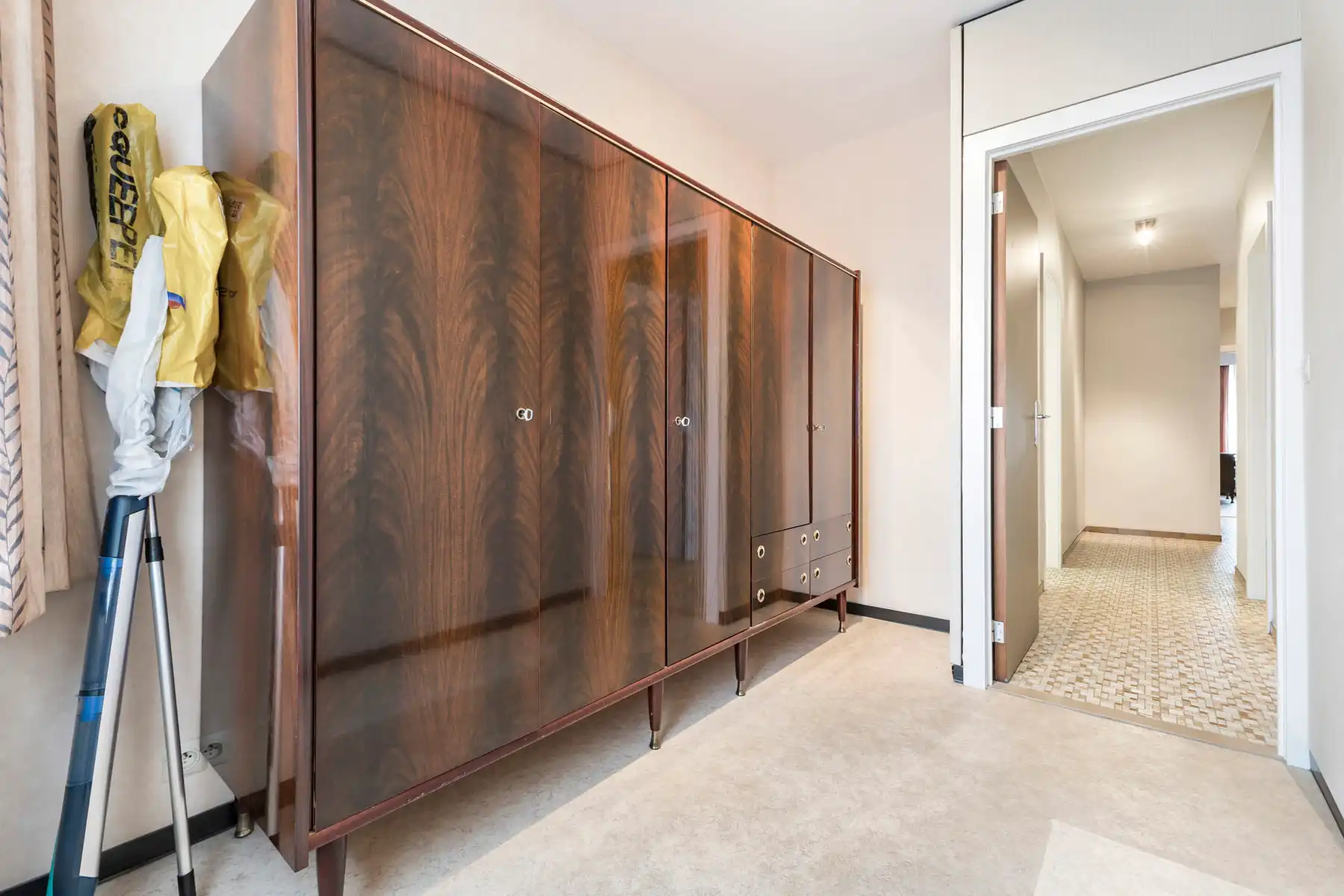 Goed gelegen appartement met 2 slaapkamers en bureau foto 13