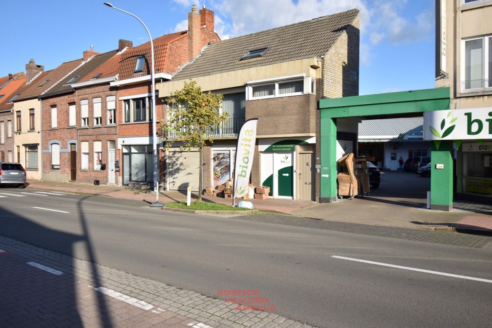 Robuuste hoekwoning met ruime garage en magazijn van 155m2 foto 2