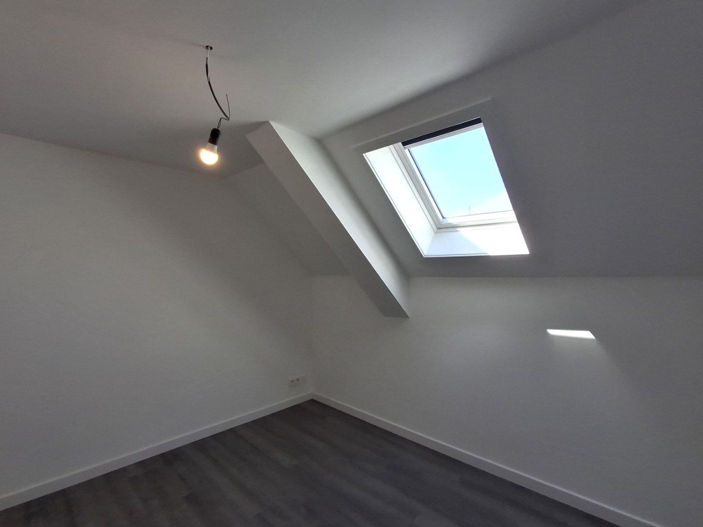 PRACHTIG GERENOVEERDE RIJWONING MET 2 SLPKS EN DUBBELE GARAGE foto 8