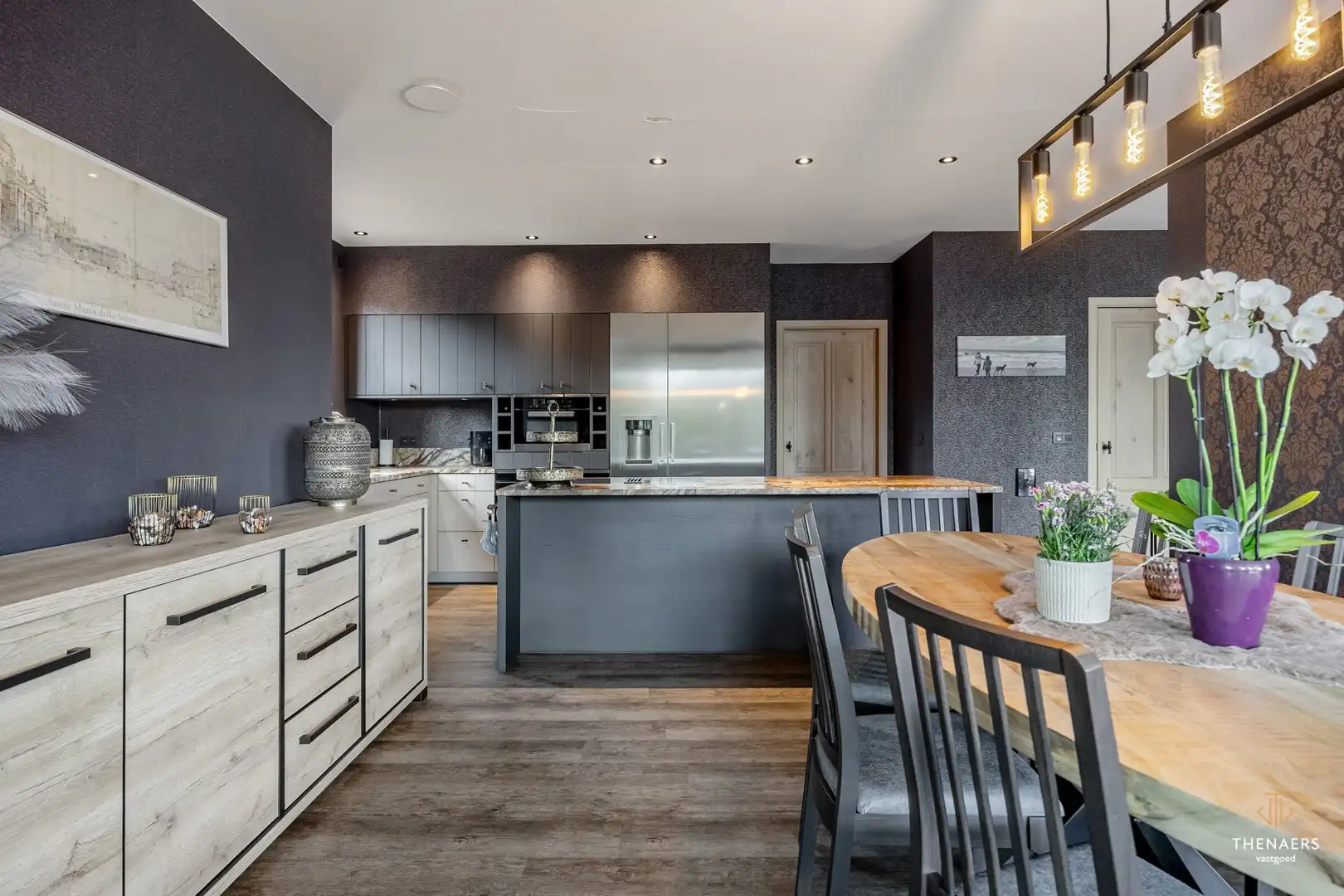 Exclusieve en bijzonder energiezuinige woning met 332 m² woonoppervlakte, vier autostaanplaatsen en verwarmd zwembad. foto 14