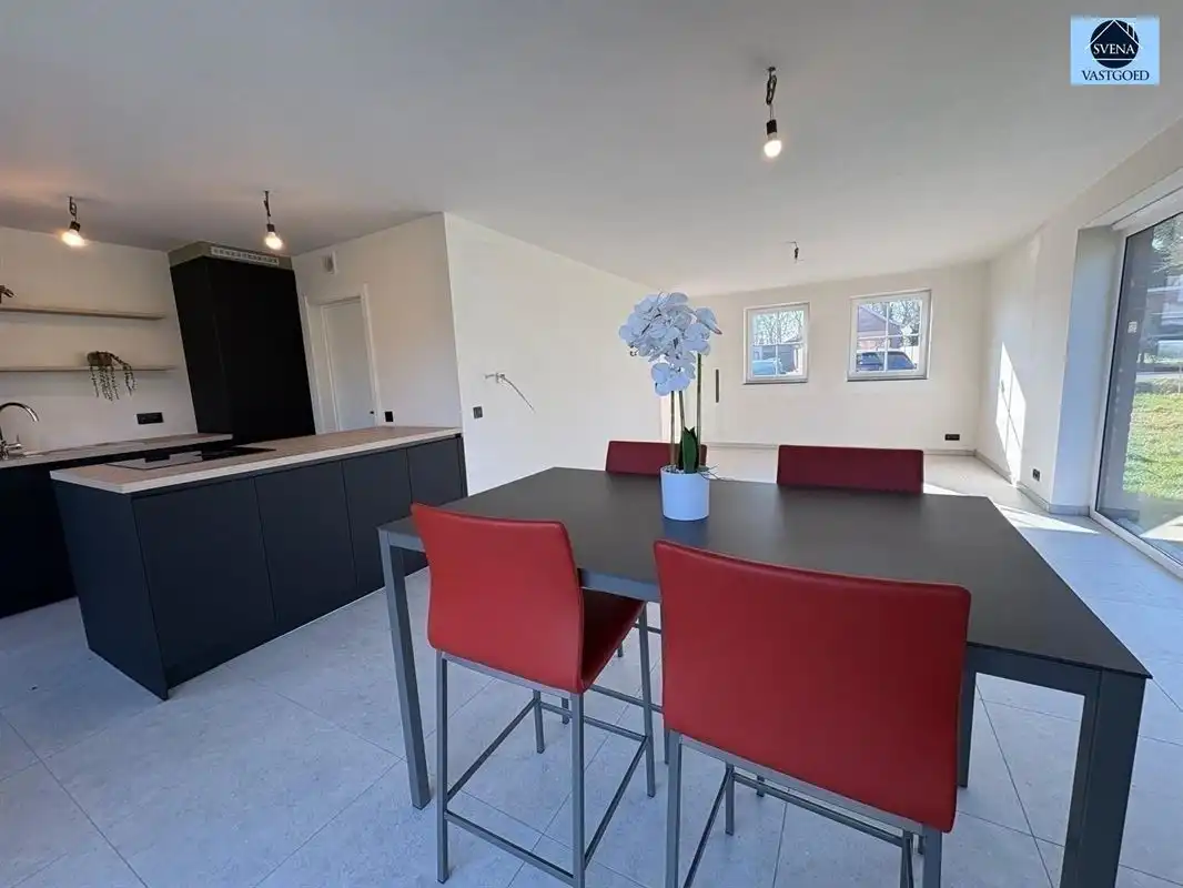  HALFOPEN NIEUWBOUWWONING MET 3 SLAAPKAMERS EN TUIN foto 4