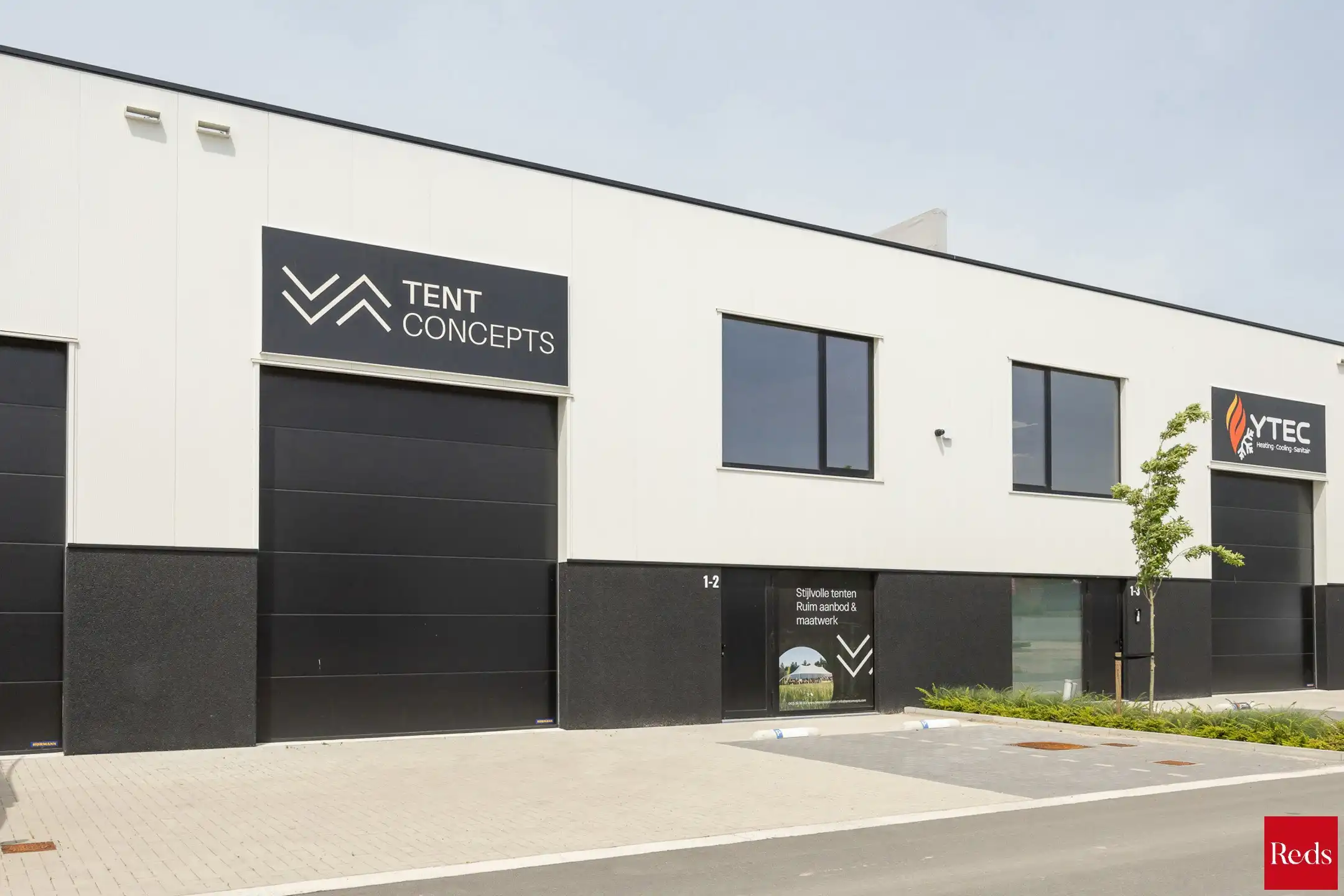 Magazijn te huur van ca. 288 m² in bedrijvenpark 'De Zwaan' foto {{pictureIndex}}