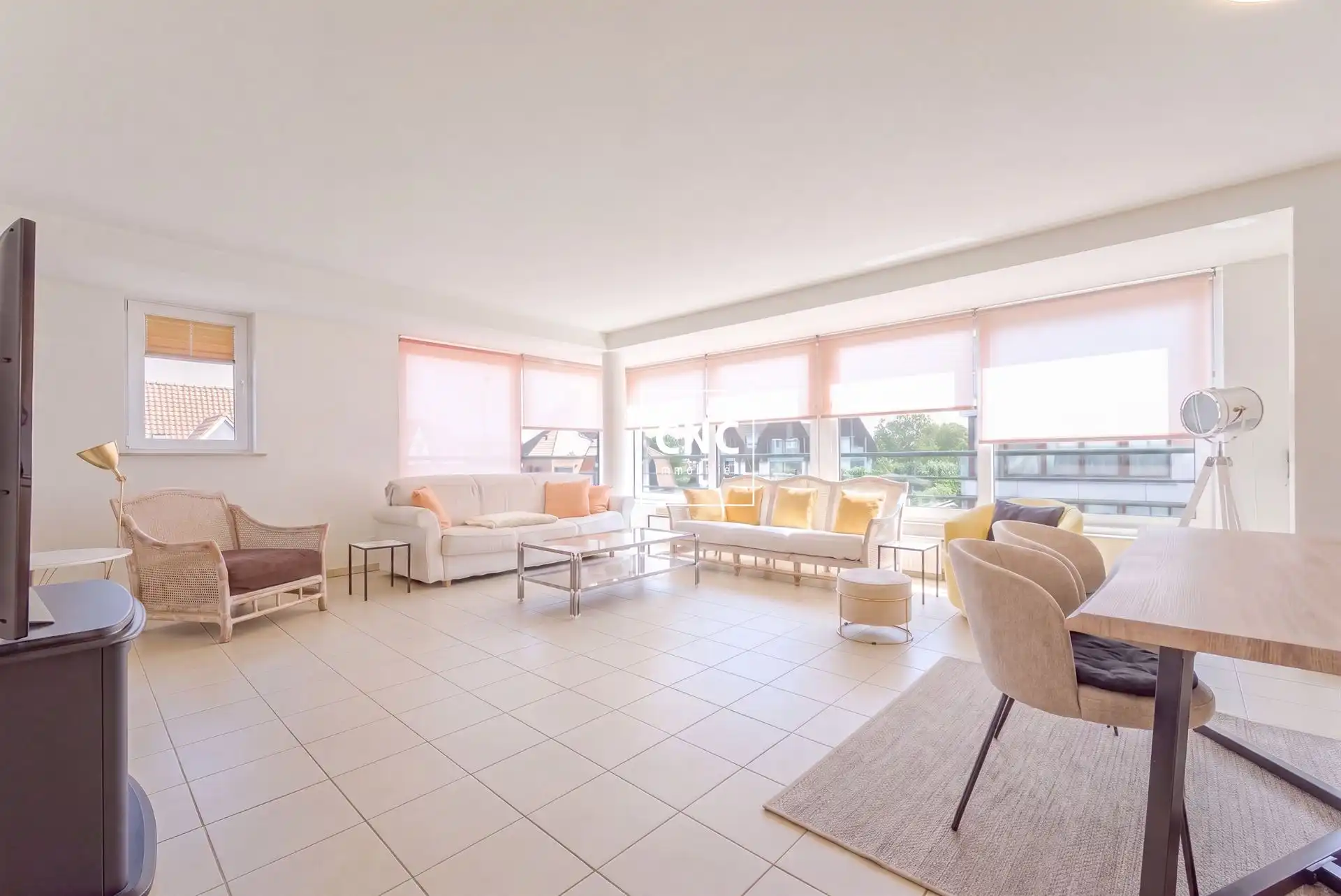 Zonnig hoekappartement met uitzonderlijke lichtinval foto {{pictureIndex}}