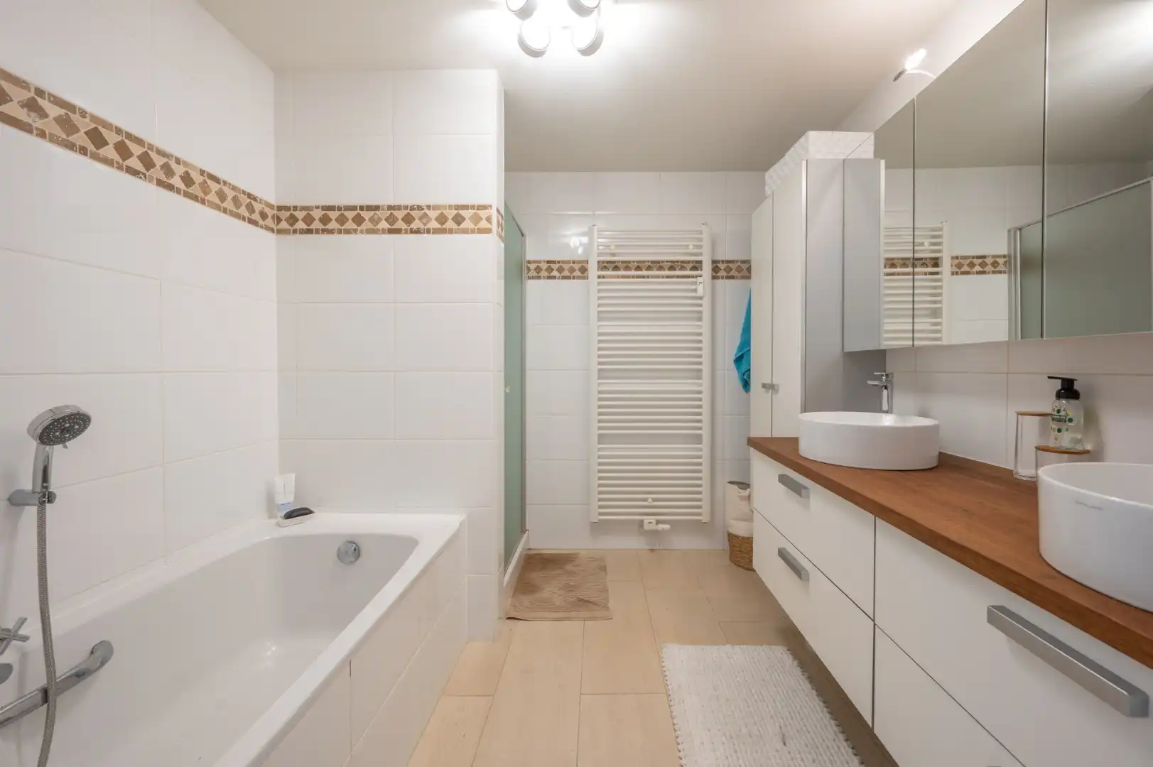 Gerenoveerd appartement met 4 slpks. op de Zeedijk foto 12