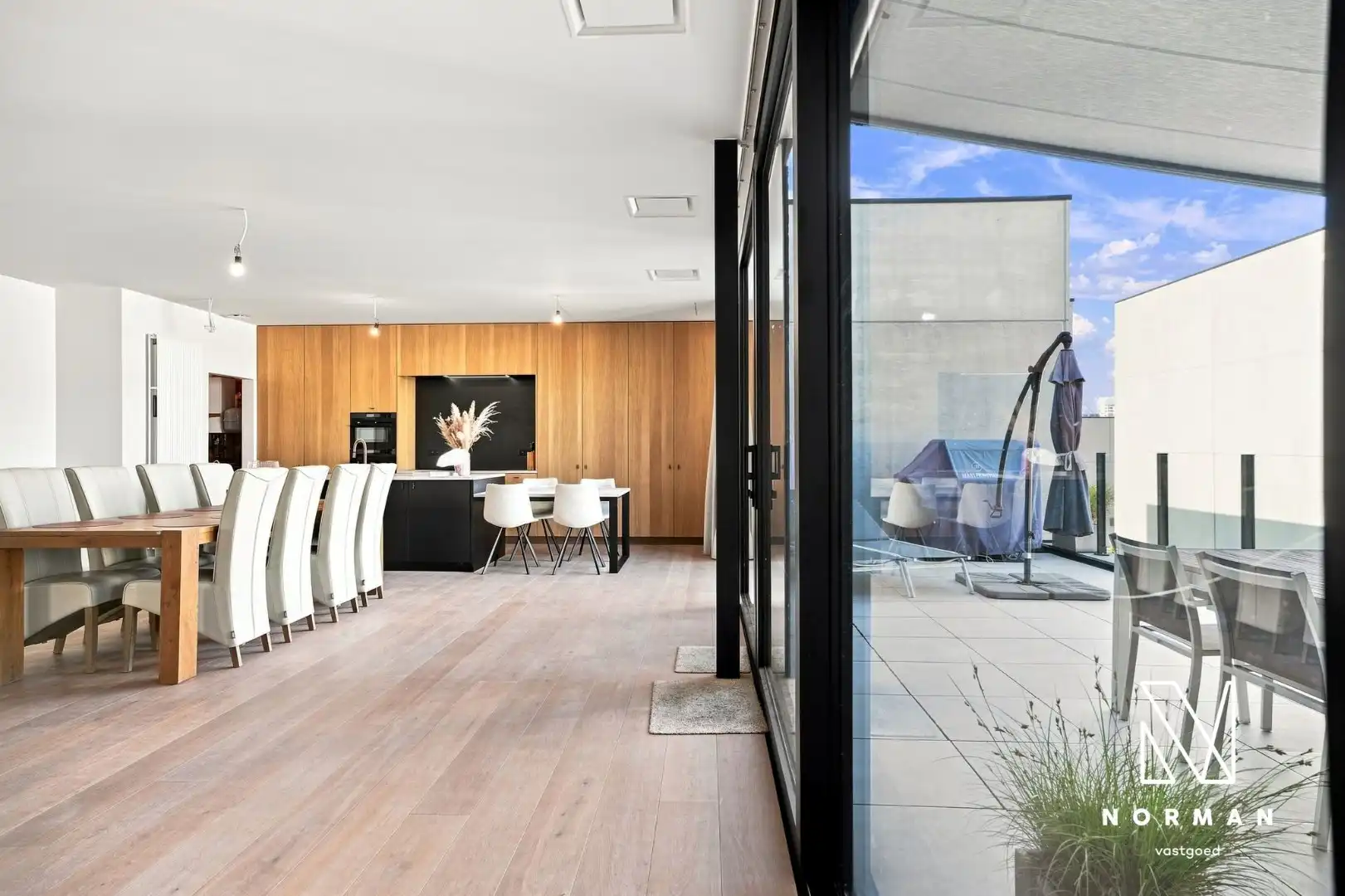 Bedrijfswoning op 1186 m² met luxueuze woonst. foto 3