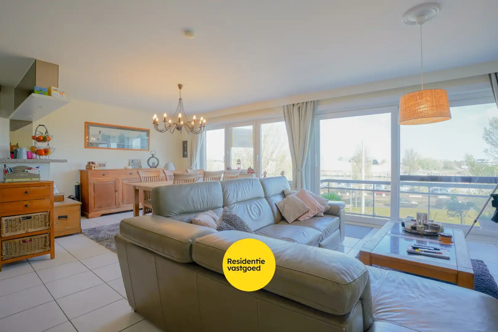 Ruim lichtrijk 2-slaapkamerappartement te huur gelegen op de Visserskaai te Nieuwpoort Stad.  foto 2