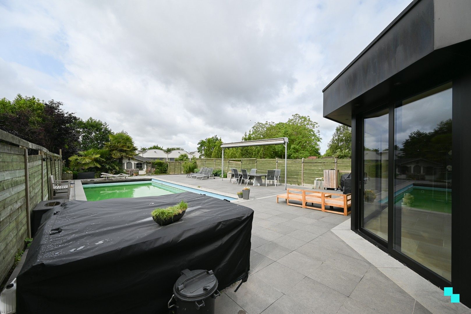 Verrassend ruime woning met 4 slaapkamers te Roeselare foto 17