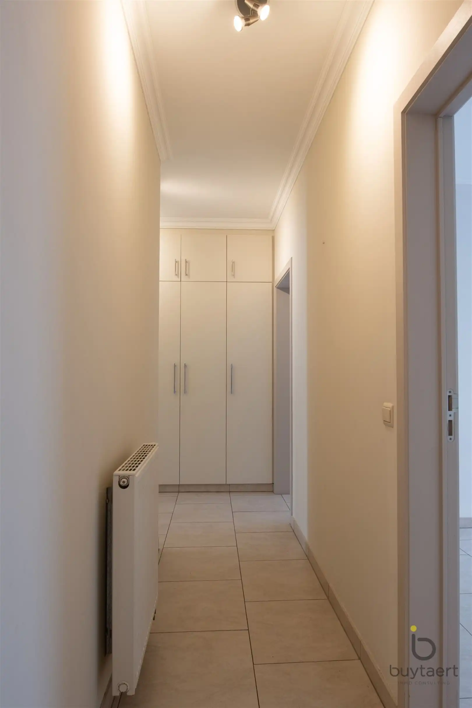 Ruim appartement met vooraan en achteraan terrassen en parking op een pleintje. foto 16