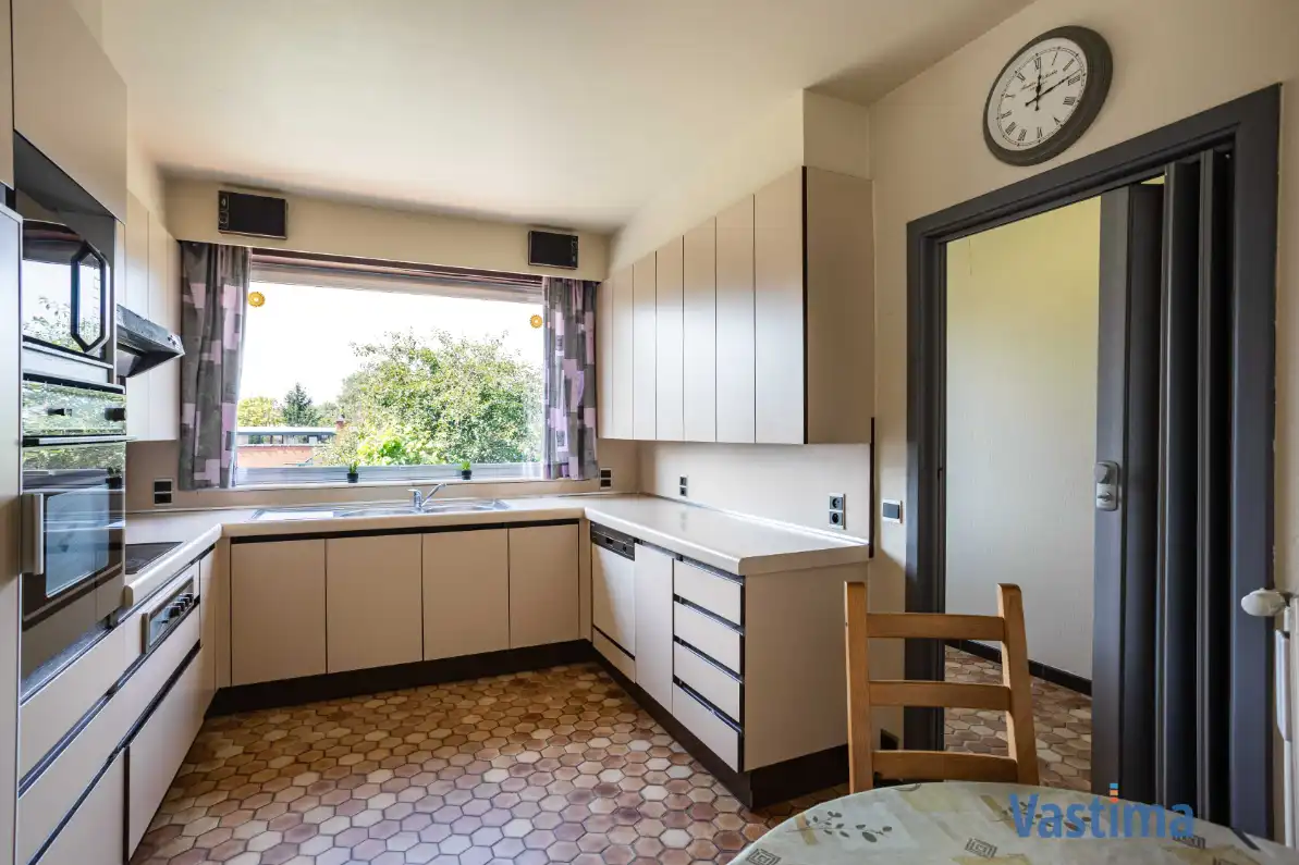 Op te frissen gezinswoning met 4 slaapkamers en zuidwestgerichte tuin foto 8