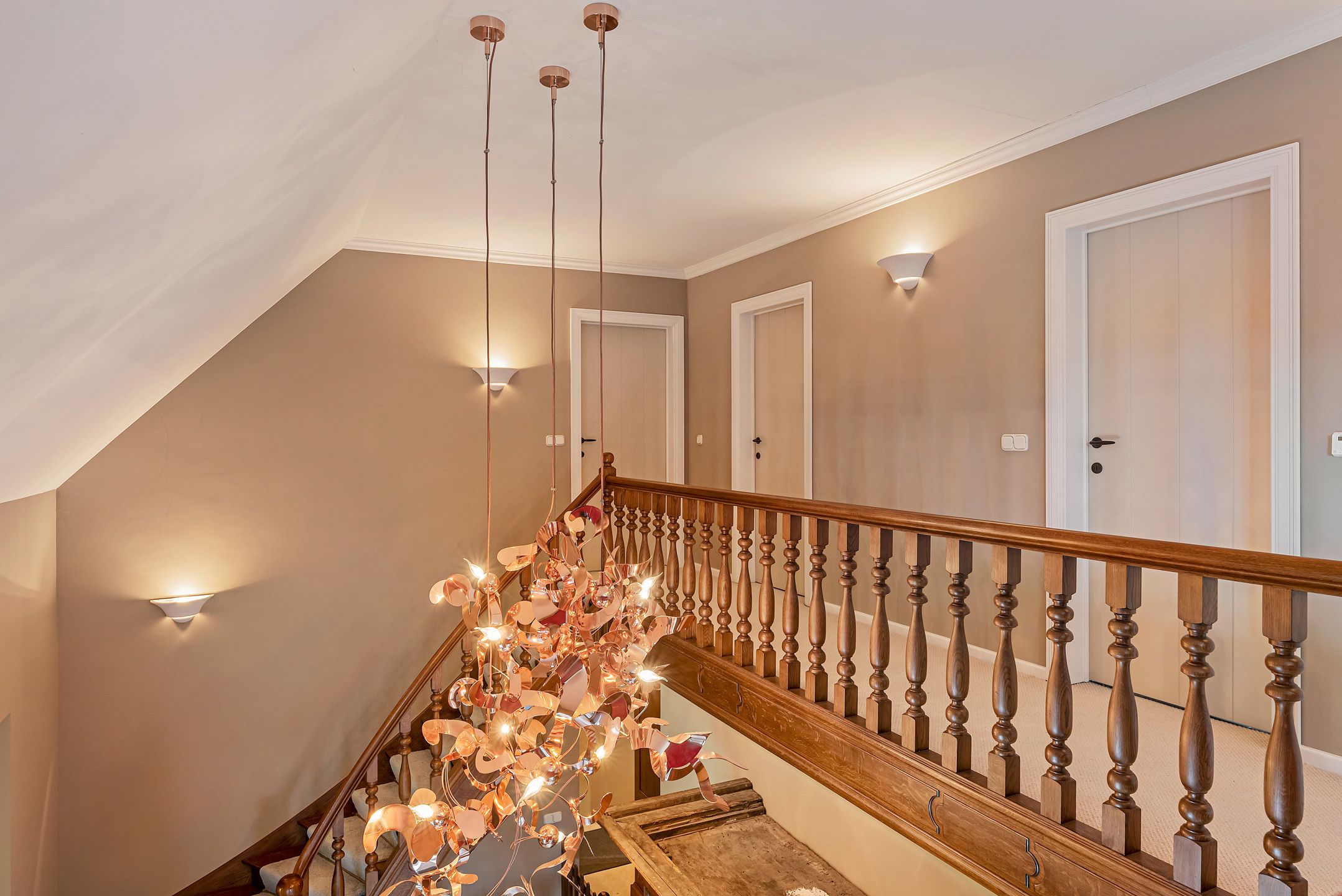 Rietgedekte villa met bijgebouw in Engelse stijl op 3.080m² foto 18