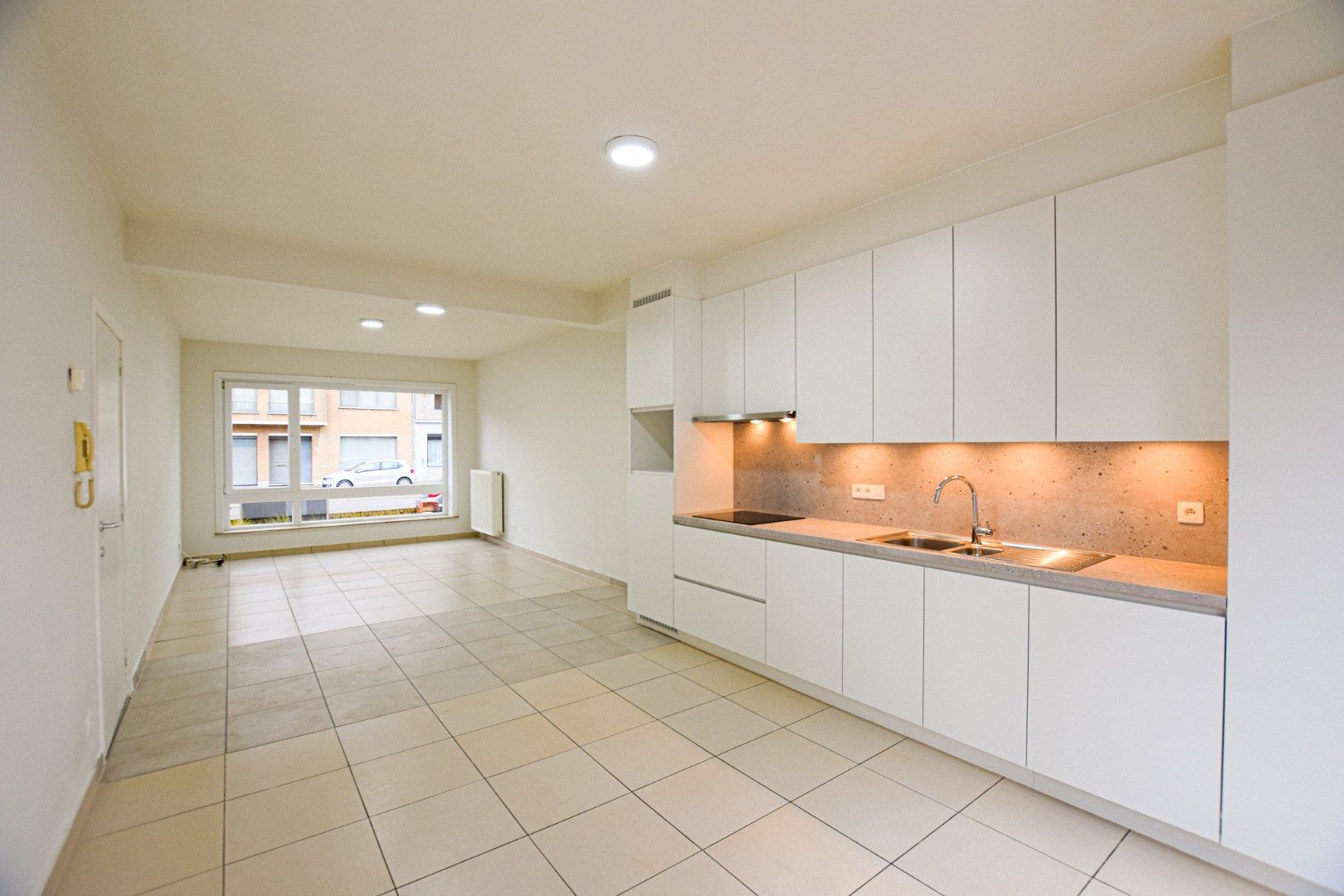 Gelijkvloersappartement met 2 slaapkamers (71 m²) met ruim terras (40 m²) en parkeerplaats te Nieuwpoort.  foto 4