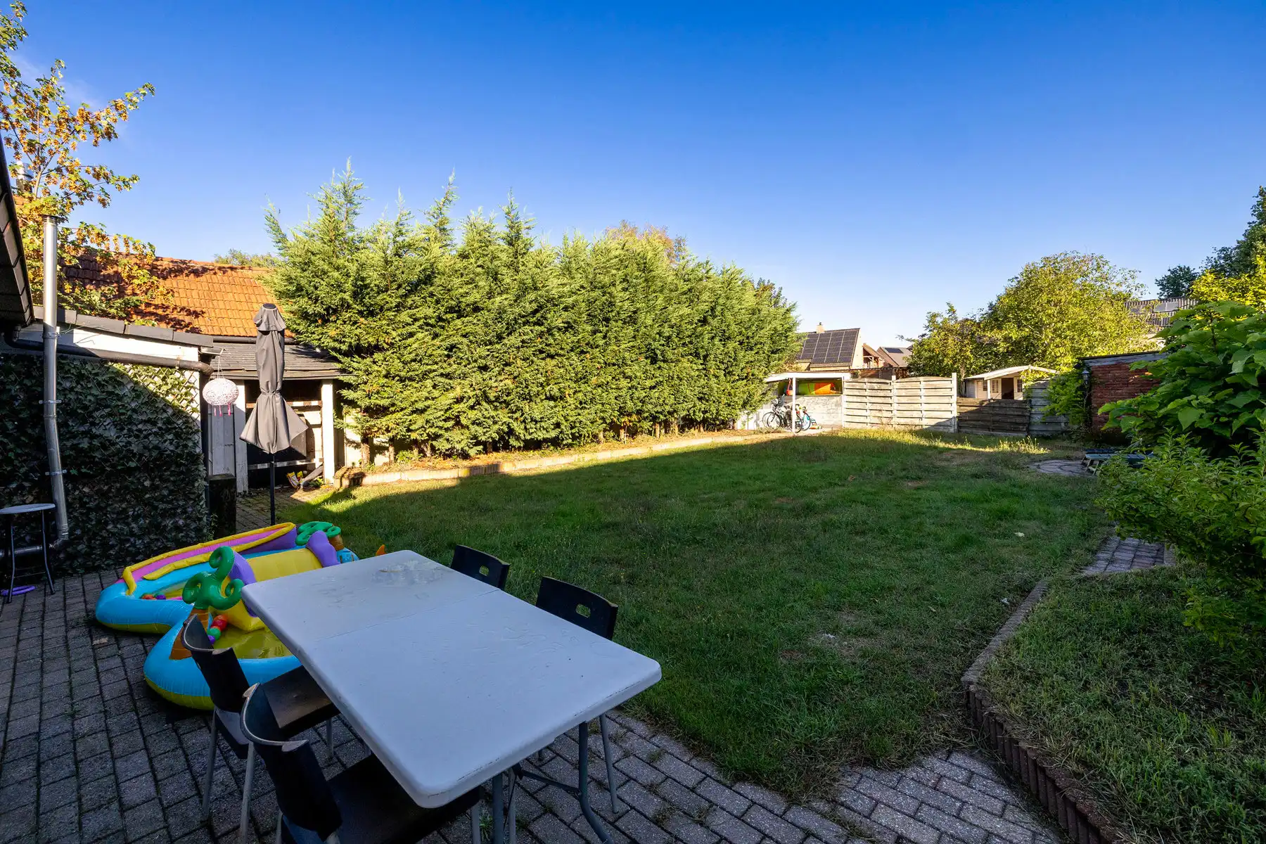 Gezinswoning  voorzien van zonnepanelen op ca. 873 m² grond.  foto 25